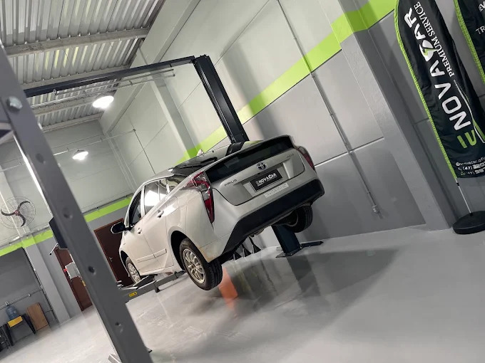 Toyota Prius híbrido sobre elevador na oficina Enovacar
