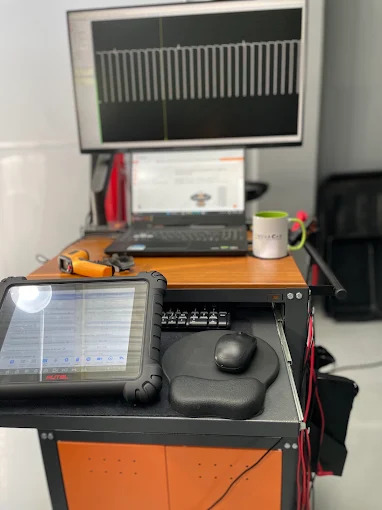 Osciloscópio e scanner analisando sinais do motor na Enovacar
